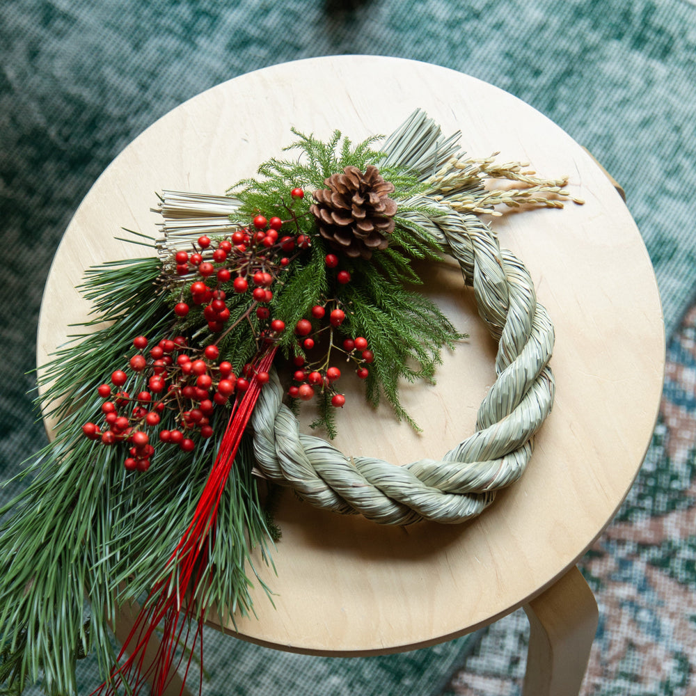 お正月飾り 若松と稲穂に南天を添え束ねた しめ縄 リース お正月 ドライフラワ