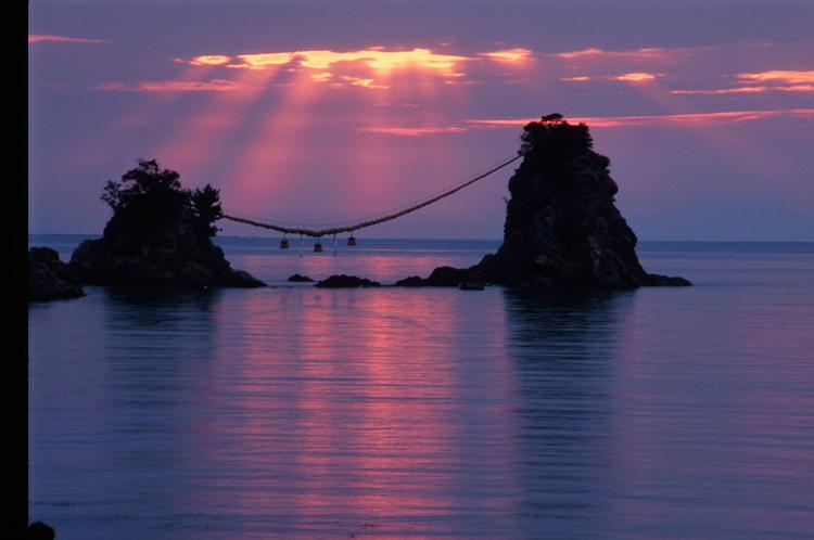 大分県佐伯市にある豊後二見ヶ浦の夫婦岩を結ぶ大しめ縄と初日の出の写真素材101176415- PIXTA