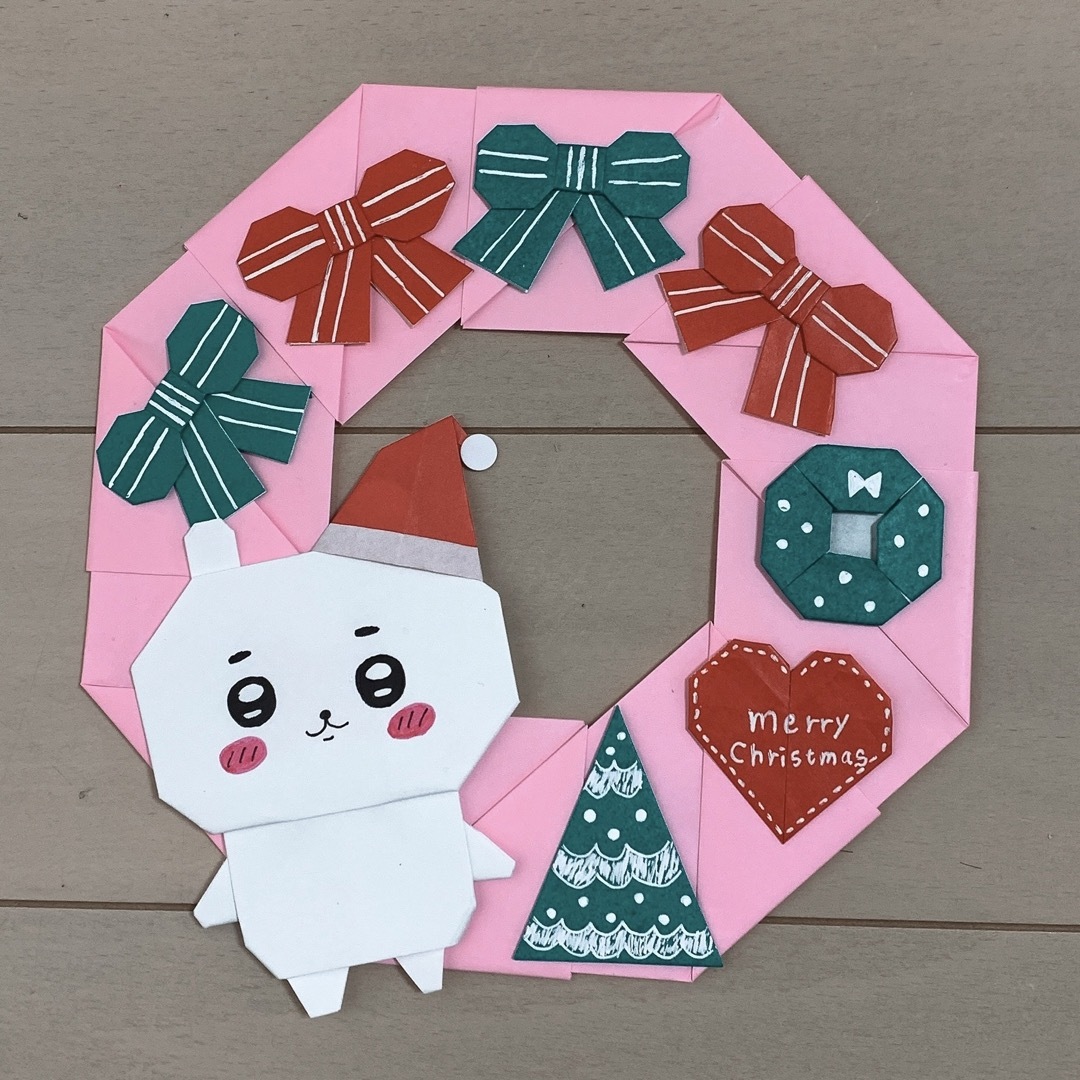 🎄 早くケーキ🍰食べたいにゃ～ 先日、折ったノラネコたち。 サンタ帽をかぶってみたよ❤️ 2枚目📷 手のひらのせ🤭 素敵なクリスマスを～♪Merry Christmas‼️🎄🎁✨ ＊ノラネコぐんだん 7.5cm折り紙 ・ ケーキ 15cm折り紙使用→@ishibashi.naoko さん📖ノラネコ