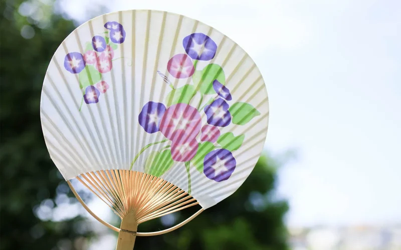 うちわで扇ぐ女性 - 商用利用可能な写真素材・イラスト素材ならストックフォトの定額制ペイレスイメージズ