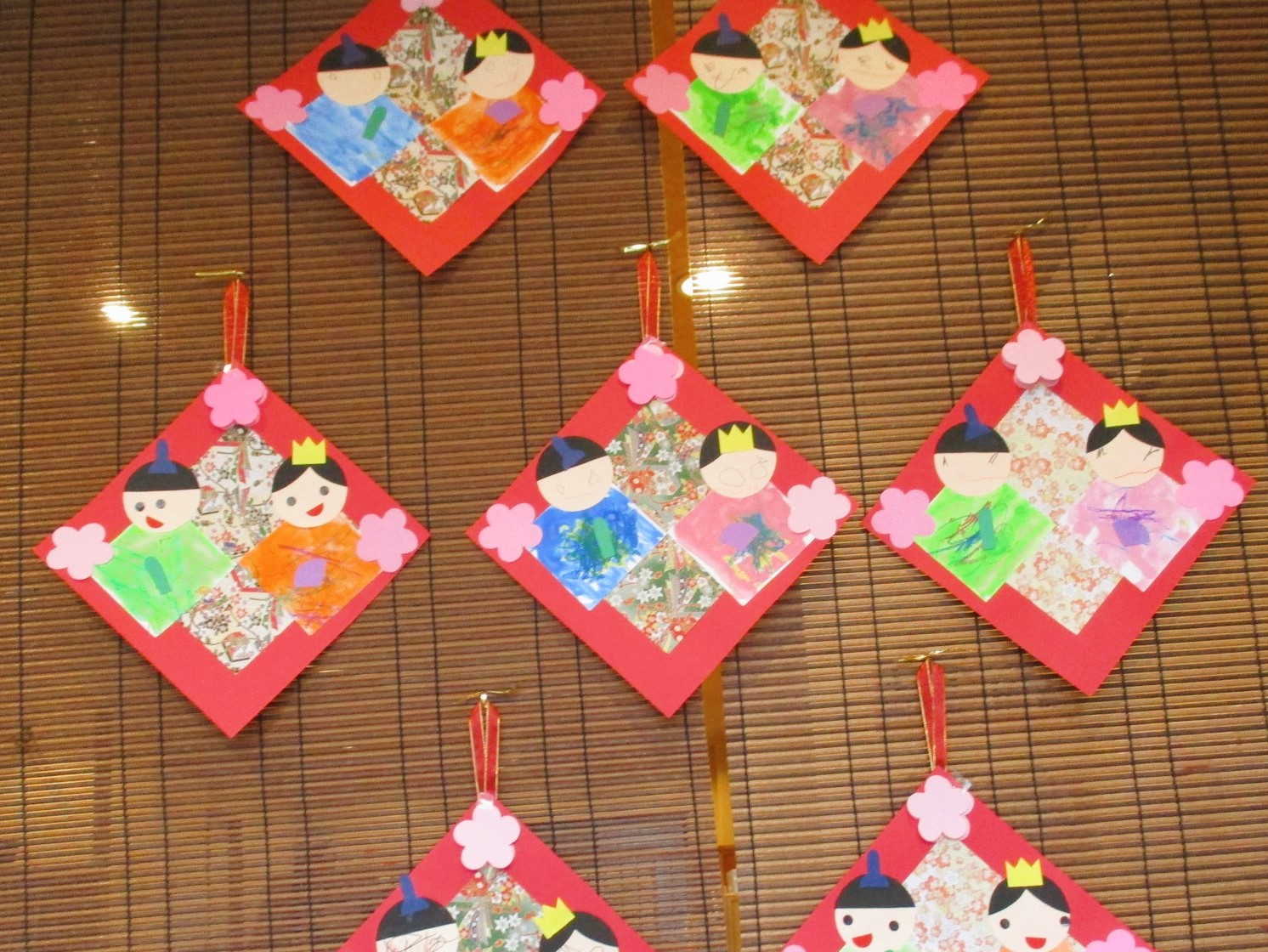 きらぴか七夕飾り🌙用意するもの⭐ ・アルミホイル ・カラーセロハン ・のり ・はさみ ・白画用紙 ・ひも ぺたぺた貼って楽しい製作です☝🏻準備するものも少なく簡単に作れます！ ♡ ♡ 転職のご相談はプロフィールのURLから🌈 「転職