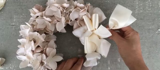 感動の出来栄え！クリスマスリースを布で手作りした