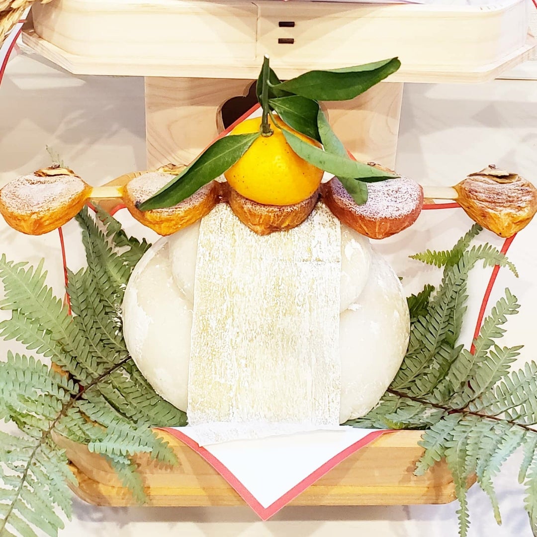 今日は神棚の正月飾りをする日です。 床の間のある部屋の神棚はちゃんと設えてありますが、台所の神棚は数十年前に、古く傷んでしまったので、私が作ったものです。しめ縄も作って飾ります。 今年は少し垂れすぎたかなぁ。masasfactory_blog