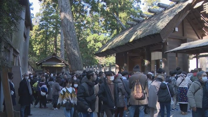 参拝客ら岩壁登って家内安全祈る 松阪の行場、伊勢山上で戸開け式：中日新聞Web
