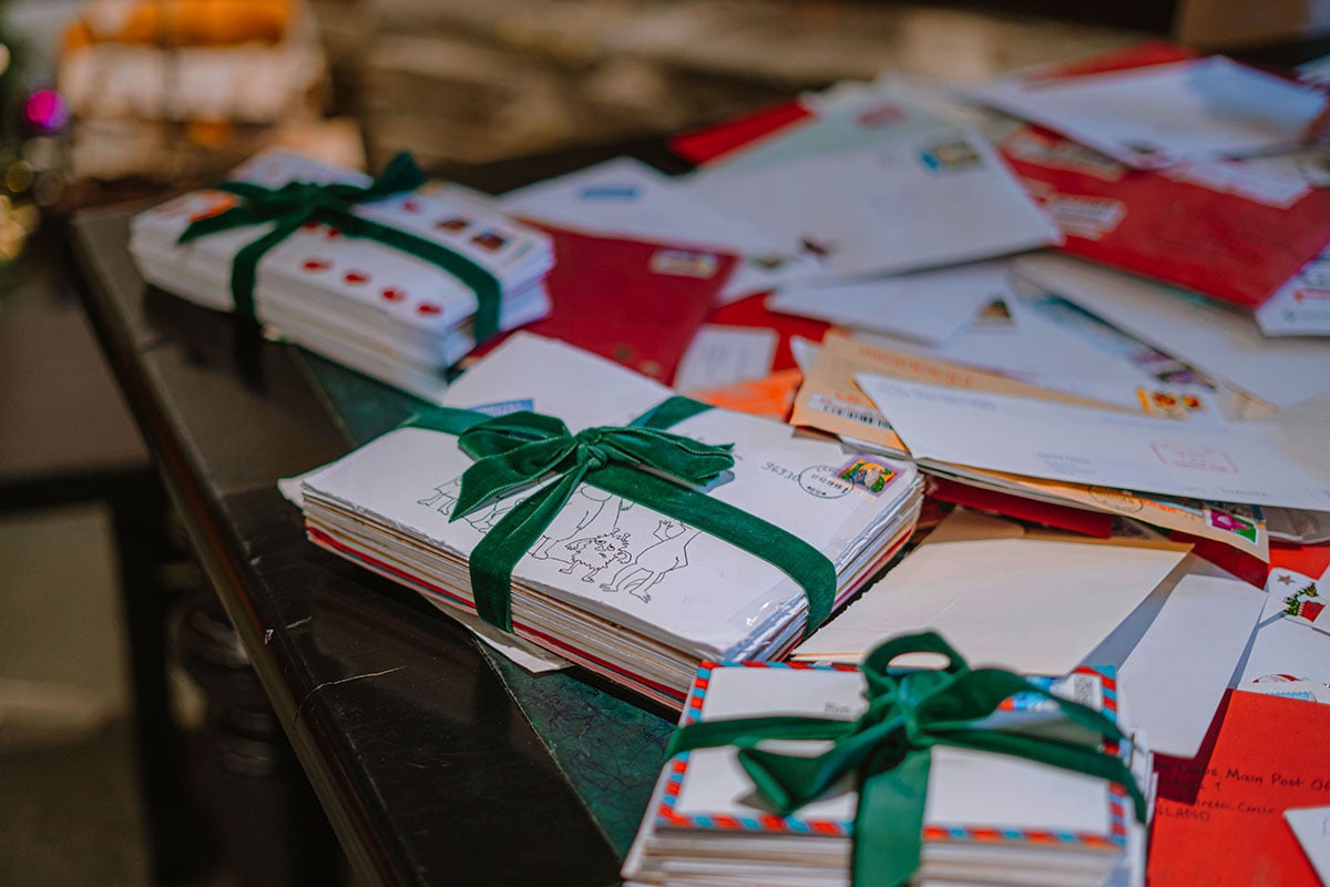 今年もサンタに手紙を書く時期が来てしまいました！！ 11月1日から受付スタートの所も多いから今のうちに準備しとこ🥹🫶いや、しかしやっぱりカナダポストって凄いなぁ🤔 と改めて⬛︎自分の名前と住所の書き方⬛︎ —————————— あて名面の左上部に記入します