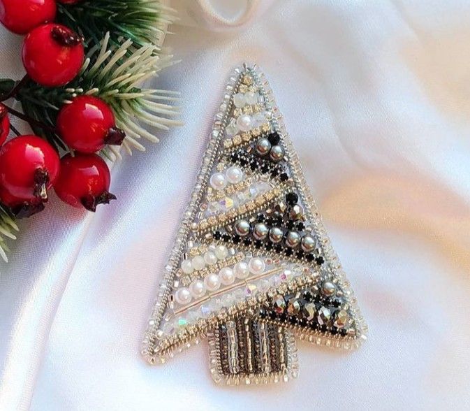 Christmas wreath クリスマスリースのブローチの作り方 DIY パールと刺繍糸で作る