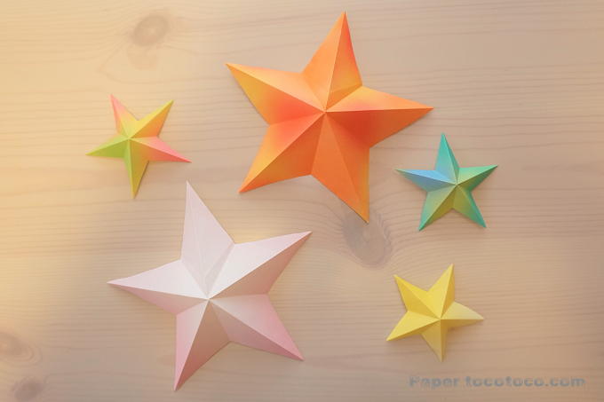 ゆらめく星の七夕飾り✨ 折り紙でも良かったのですが、今回は100均のブロックメモ用紙を使ってます。 えっ、メモ用紙！？と思いがちですが、表裏同じ色の紙を使いたい時や、淡い色合いが欲しい時には大活躍です ^^100均ブロックメモ用紙折り紙七夕たなばた