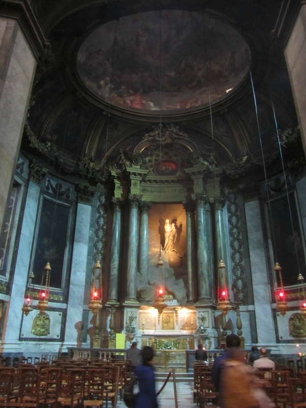 サンジェルマン・デ・プレ界隈散歩。 1枚目はパリ、サンシュルピス通りの無印良品からの眺めです。サンシュルピス教会を眺めるアパルトマンの特等席にいるようでほれぼれ。空いてるときは靴下を探すふりしてつい居続けてしまいそう。2枚目以降は同じ通りから。ここは