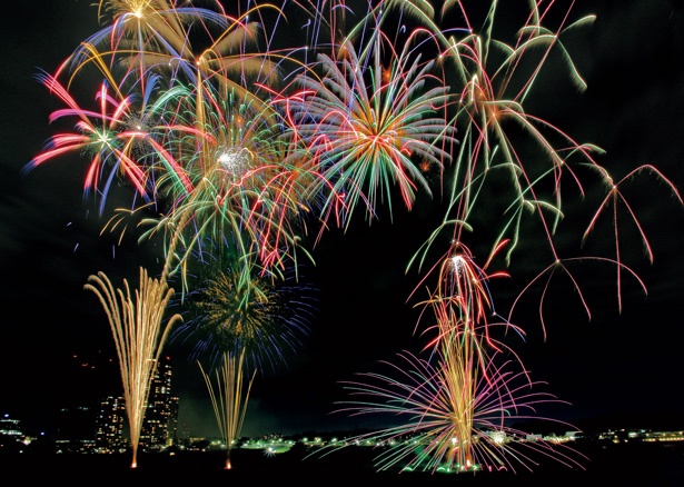 三陸花火, 音楽と花火のシンクロパフォーマンス🎶, 三陸花火では様々な演出の打ち上げ花火を楽しめます🎆,ミュージックスターマインの他、メッセージをのせた尺玉や、生演奏×花火 など 花火ショーのフルコース✨️, ▼大会情報ℹ️＆チケット🎫のご購入,プロフィールのURLから✅5 4開催 三陸花火大会2025 ,https:x.gd Z1Wko , さ ら に ‼️,