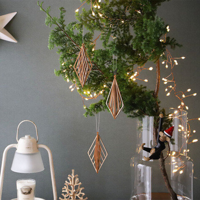 クリスマスツリーをオーナメントでおしゃれに♪北欧風から手作りまでキナリノ