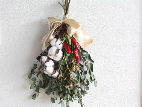 クリスマスリースよりも簡単♪おしゃれな壁飾り「スワッグ」の作り方をご紹介キナリノ