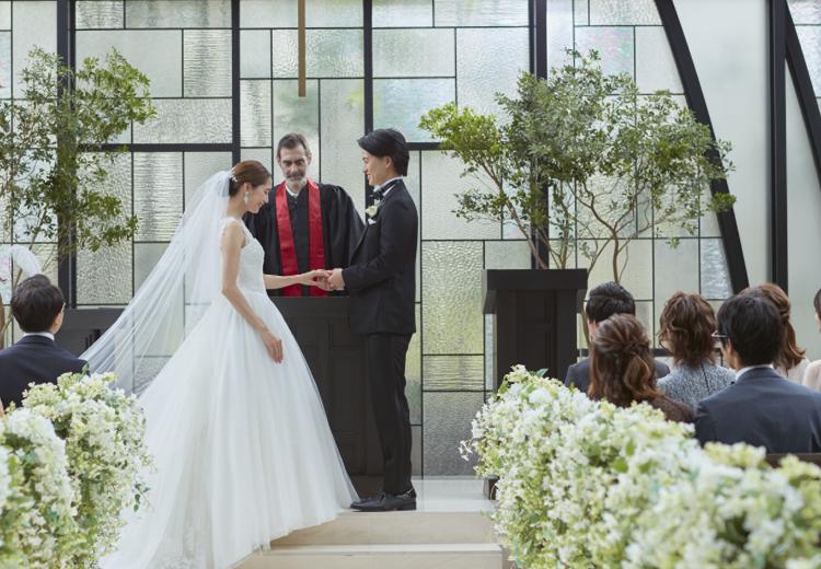 公式 オリエンタル京都朱雀邸 京都 ウェディング - 結婚式場 オリエンタル京都朱雀邸 は、和の趣と洋の洗練を融合させたスタイリッシュな空間。自然光あふれるガラスと天然木のチャペル、開放的なテラスやガーデンも。「京都駅からも好アクセス」