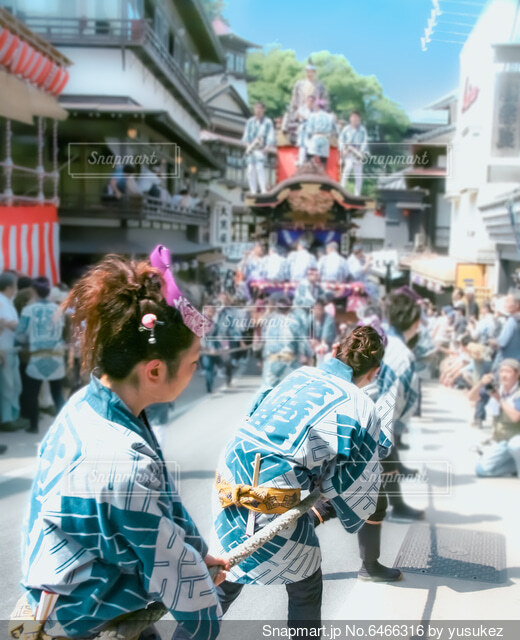 山車を引く半被を着た祭り人たちの写真・画像素材-Snapmart スナップマート