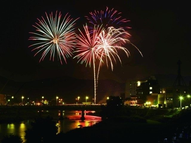 ✨2025年版 岐阜＆愛知の花火大会まとめ✨ 夏の夜空を彩る一大イベント🎇 今年も絶対に見逃せない花火大会が盛りだくさんです！ 『岐阜・愛知近郊花火大会』26選⁡豊橋祇園祭7 18 金 18:30〜22:00 📍吉田神社境内 7 19 土 18:00〜21:00 📍豊川河川敷 ⁡第37回おが