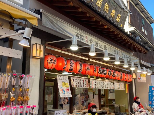 お花で飾られたお釈迦様 - 川崎大師 花まつり週間の口コミ - じゃらんnet