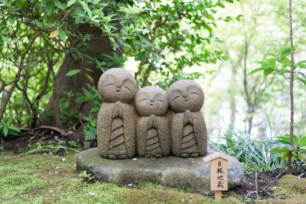 手を合わせる地蔵の写真素材 - PIXTA