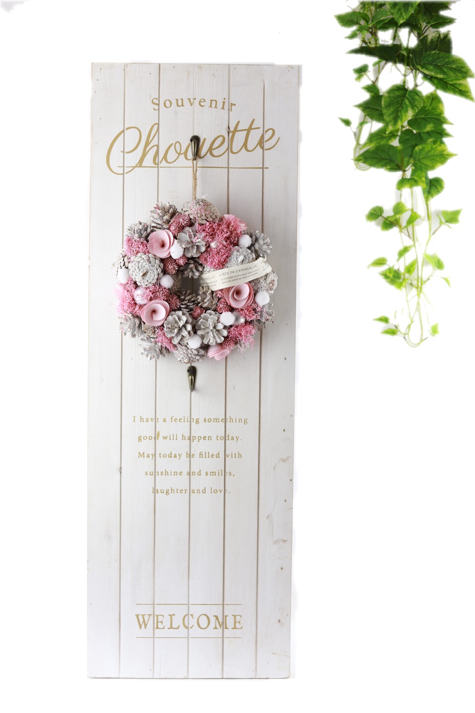 クリスマスピンク白リース ピンク花・白 バラ・ゴールドオーナメント・ゴールド葉をゴールドのプレートにア 10405001251 の写真・イラスト素材アマナイメージズ