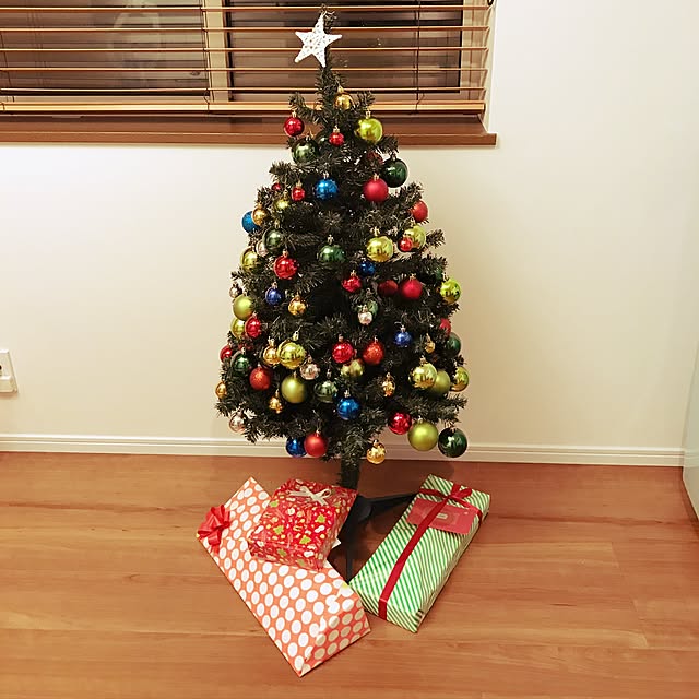 クリスマスツリーの足元を隠すギフトボックスと、小学3年生男子のゲームとの付き合い方SMALL SPACES: 狭くても快適に