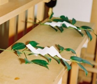 神式 玉串の供え方！玉串奉奠の作法・やり方まとめお墓探しならライフドット