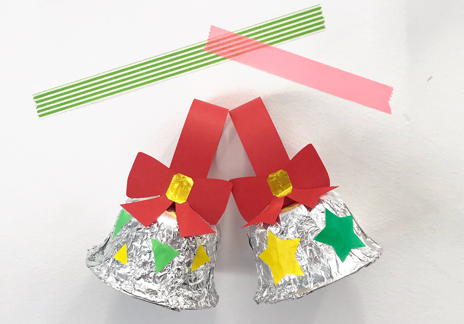 クリスマス工作 壁面飾り 画用紙 折り紙 で壁掛けクリスマスツリー幼児でも作れる