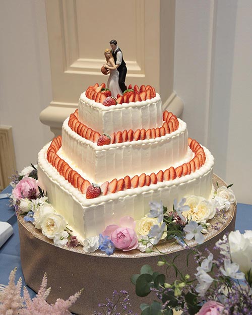 ウエディングケーキの新しい演出「カラードリップケーキ」のアイデア＆フルーツやメタリックなど最旬トレンド公開♪マイナビウエディング プレミアムヴェニュ