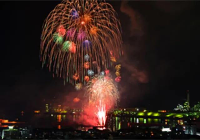 年忘れ那珂川花火大会 10号玉 冠柳入二度咲千輪 01071010754 の写真・イラスト素材アマナイメージズ