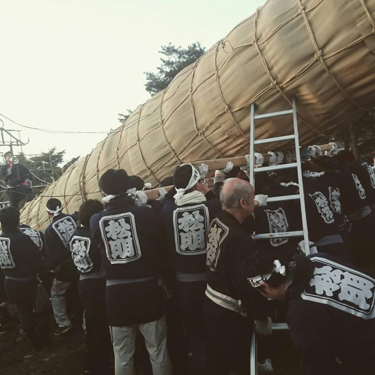 福島県須賀川市の火祭りは豪快！2023年「松明あかし」で10メートルの火柱22本が燃え上がる！株式会社オマツリジャパン