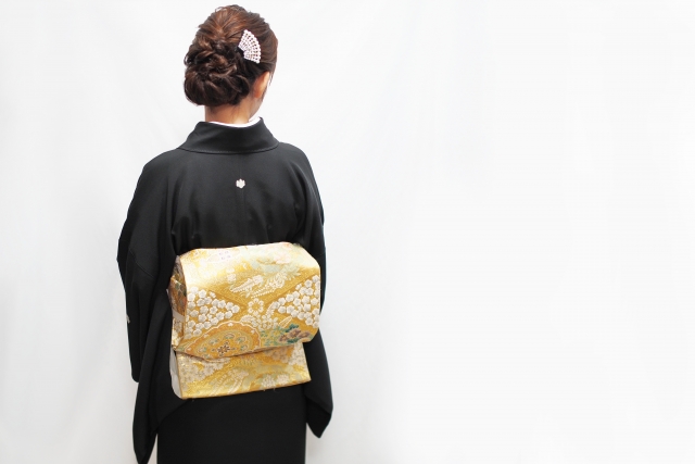 結婚式親族は黒留袖で色留袖は駄目？髪型やアクセサリーはどうする？Double Rainbow