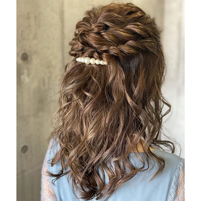 花嫁髪型 「カチューシャ」でかわいいヘアアレンジ特集！みんなのウェディングニュース