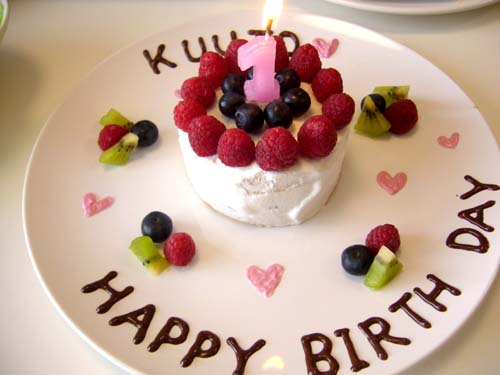 予約殺到中のバースデープレート🎉 実はこんなデザインもあるんです！ なるべくお客様のご要望に合わせたデザインでの提供を心がけております！参考画像などありましたらDMにて気軽にご相談ください！ お誕生日以外の記念日や出産などももちろんokです👌 是非大切な