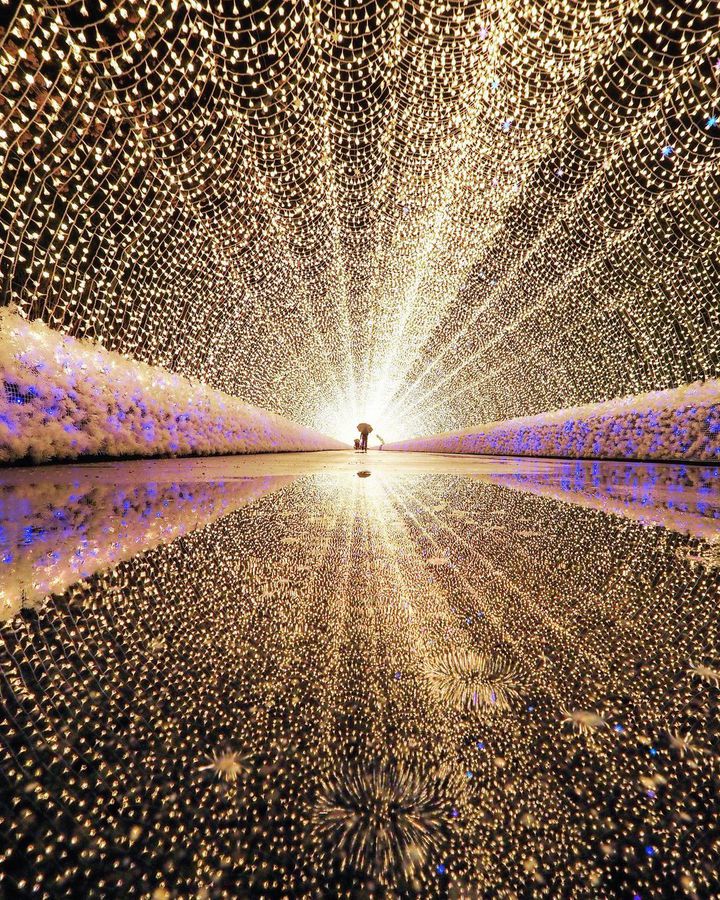 今週末はクリスマス🎄 . なばなの里 イルミネーションの「ツインツリー」が素敵です🎄🎄 .冬の澄んだ空気の中でより一層輝き✨をまして、ステキな夜を演出してくれますよ . 寒いので厚着しておでかけくださいね . 冷えた身体には「なばな茶屋」であったか〜い🍵と安永餅