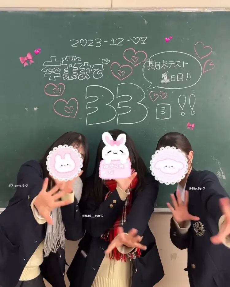 2024.2.24 . 中学卒業までのカウントダウンカレンダーを作成中の娘。2日分を担当。 やっと10日の分が完成！ 卒業まで残り8日だけどね次は4日の分、担任の先生の顔に苦戦中カウントダウンカレンダートイストーリー色鉛筆模写中学卒業