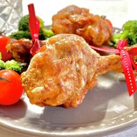 Tastemade Japan テイストメイドジャパン子供の夢がつまってる🎄 クリスマス☆からあげタワー！ ⁡ ⁡ 唐揚げを積み上げて野菜で飾り付けたらパーティーにピッタリな唐揚げタワーの完成です🎅🎄 ⁡ 今年のクリスマスパーティでぜひ挑戦してみてね