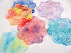 ひなまつり製作第1弾はこちら✨️ ＼今回の製作はこちらレースペーパーで染紙！ ひな祭り製作🌸 簡単度☆4.0 行事度☆5.0 ＼この製作はこんな先生におすすめ○ひな祭り製作を考えている先生 ○手に入りやすい材料で作りたい先生 ○手軽な染め紙に挑戦したい先生