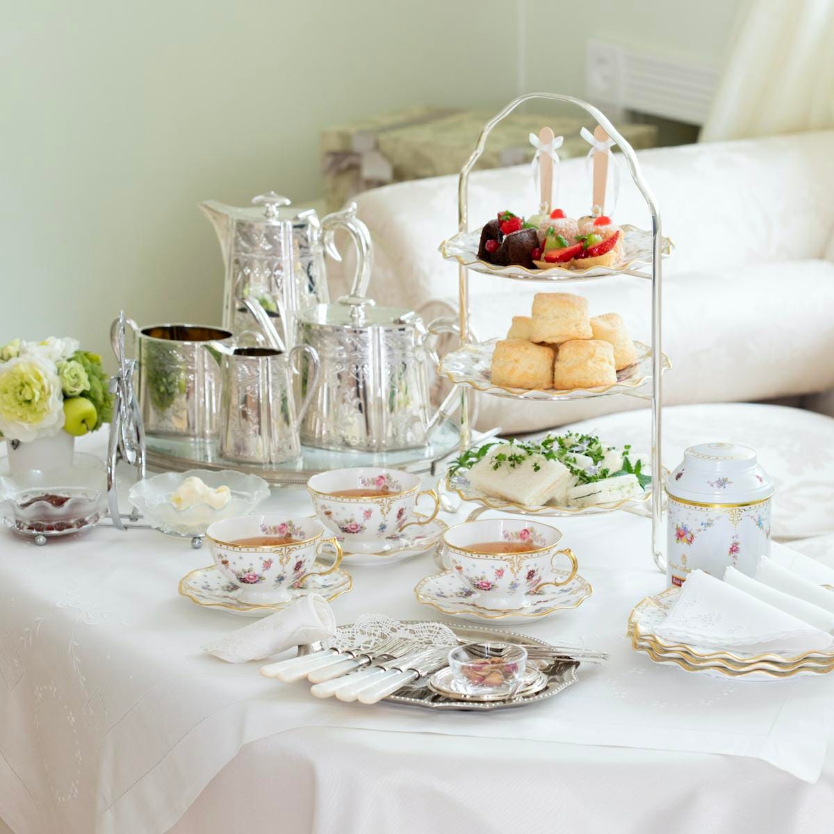 アフタヌーンティーのマナーや食べ方、取り分け方や服装の正解はこれ！ - ぐるなび みんなのごはん