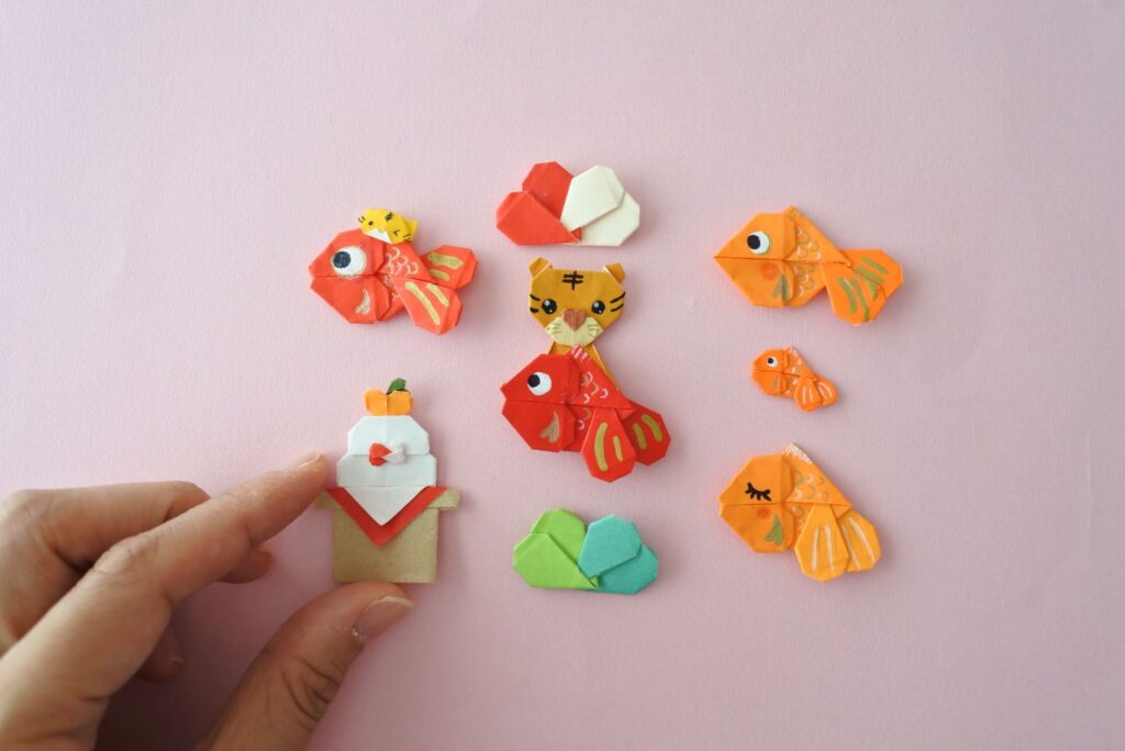 折り紙 お正月飾り 扇の梅の花 Origami fan with Plum Flowerおりがみ折り紙折り紙お正月お正月お正月飾り折り紙花origamiorigamiflower 折り紙の折り方はYouTubeチャンネルで見ることが出来ます。プロフィールにリンクがあります You can see how to