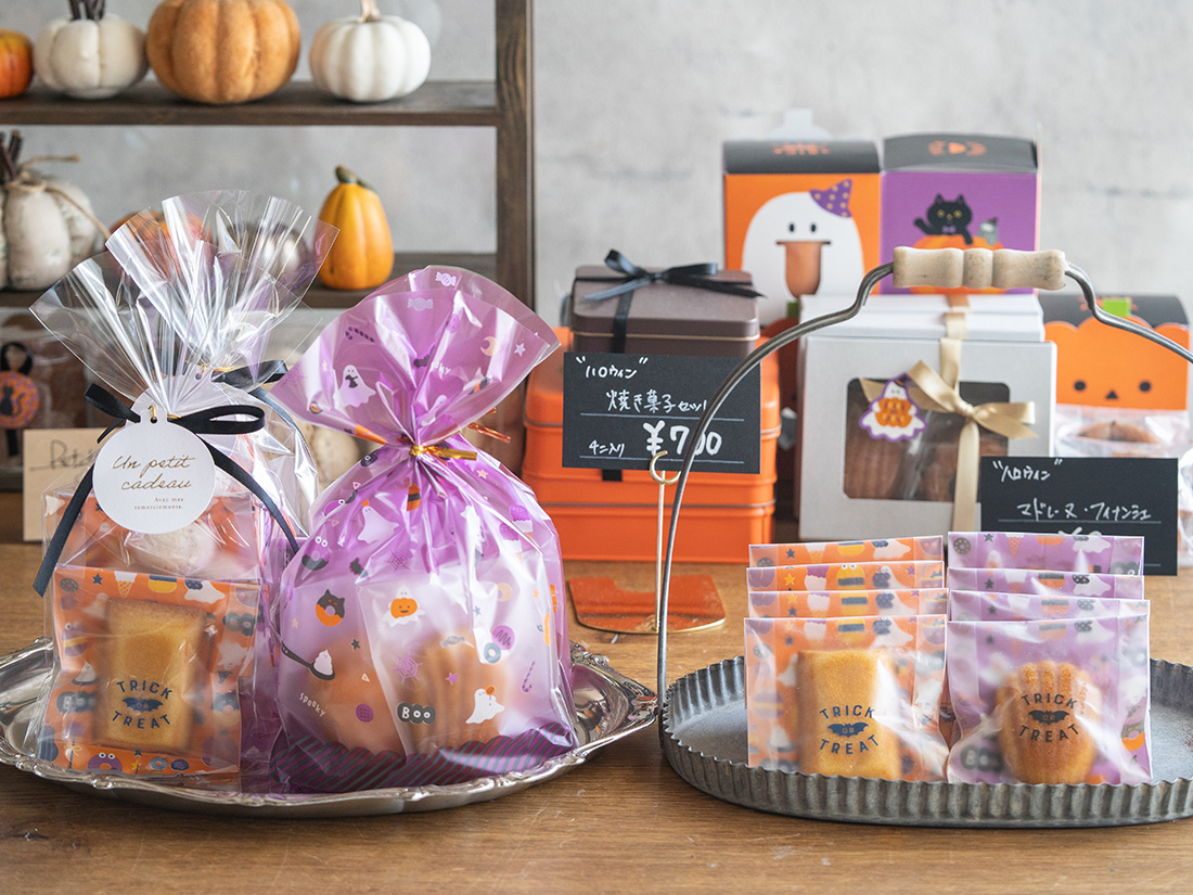 ハロウィンお菓子のお裾分け。この時期、スーパーにはかわいいお菓子がたくさんありますね♪🎃🎃🎃ハロウィンのラッピングはリボンを組み合わせるのが楽しい〜 ^^ハロウィンお菓子ハロウィンギフトハロウィンのラッピングお菓子のラッピングスイーツラッピング