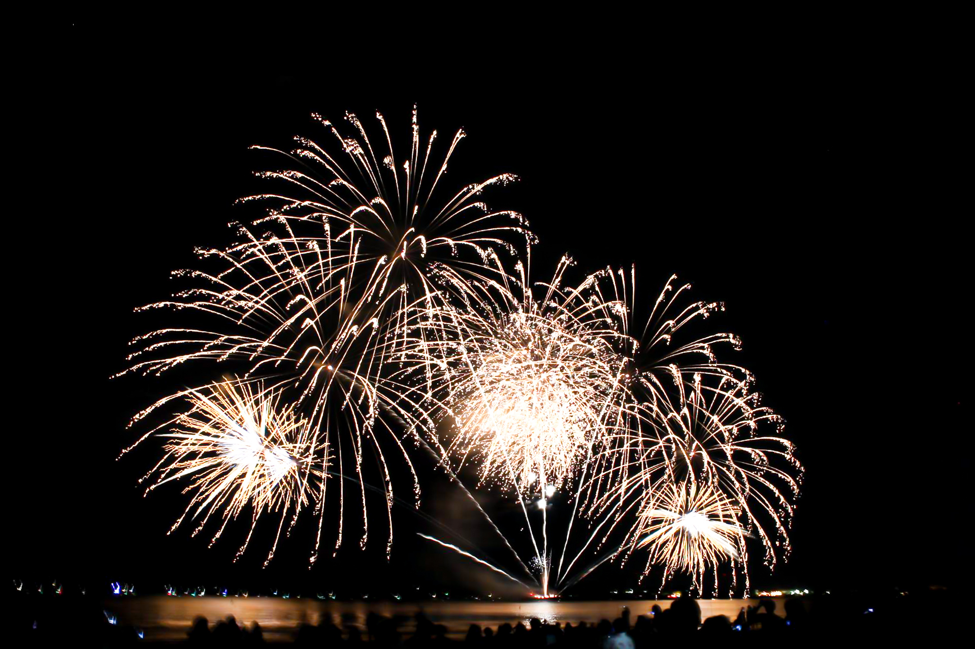 打ち上げ花火02無料の高画質フリー写真素材イメージズラボ