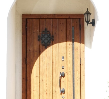 玄関リースの付け方！賃貸でもクリスマスリースを楽しむ方法