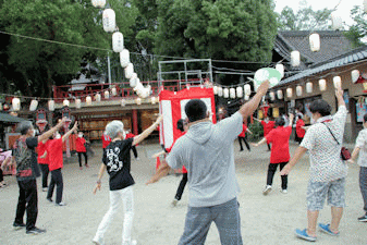 瓢箪山稲荷神社の夏祭り今日と明日瓢箪山稲荷神社では、夏祭りが行われています。境内では、シンガーソングライターの若林美樹さんによるLIVEが行われたり、河内音頭をみんなで踊ったりされていました。また、参道には多くの露店が並び、平日にも関わらず、多くの人