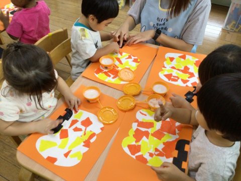 保育園 10月の製作ペットボトルと紙コップでハロウィンのモンスター保育士のお仕事静岡