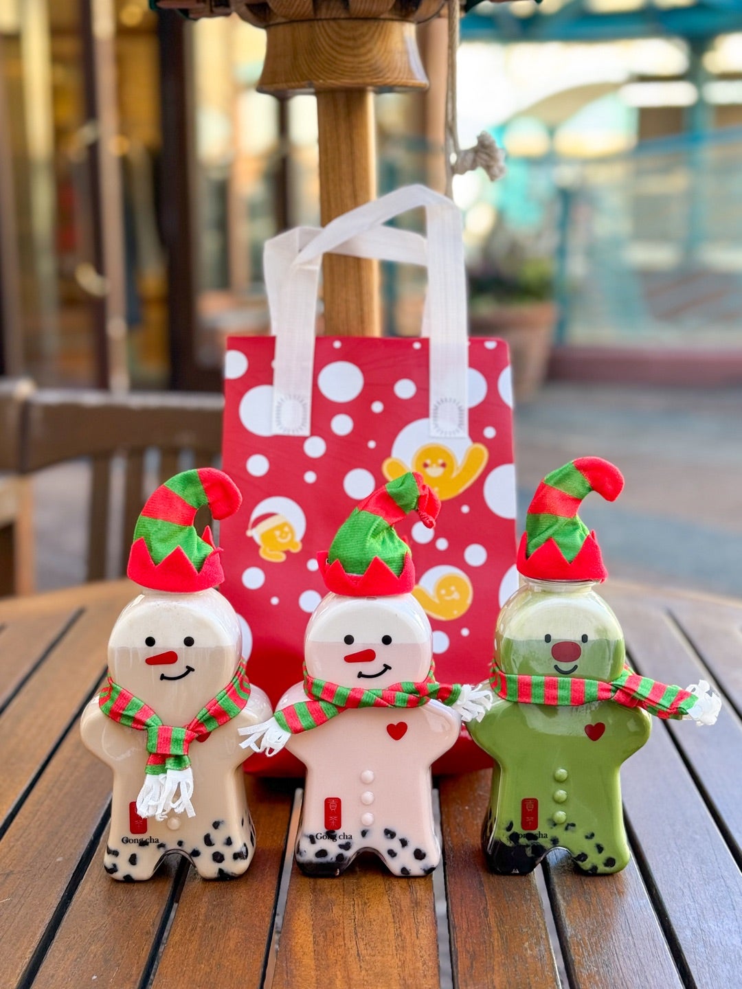 ゴンチャ クリスマスボトル 去年即売り切れて買えなくて泣いてたクリスマスボトル、今年は買えました〜嬉しい♡夜に行ったけどまだまだ沢山売ってたから今年はみんな買えそう🥹✌🏻 ジンジャーマンのクッキー一緒に買ったら20円引きになりました❕レインボーのライブ観