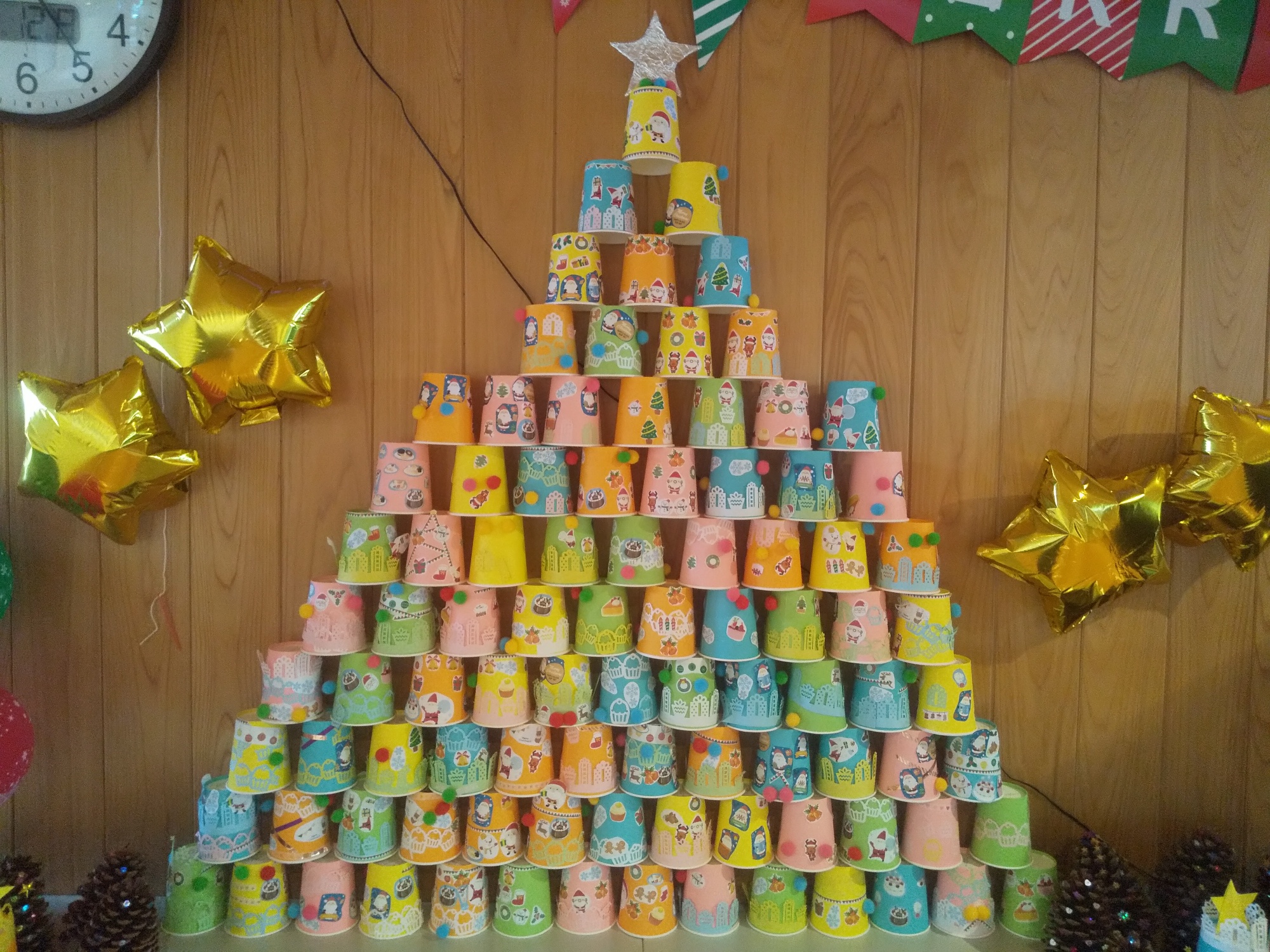 紙コップXmasツリー〜身近なもので楽しむ立体的な製作遊び〜保育と遊びのプラットフォーム ほいくる