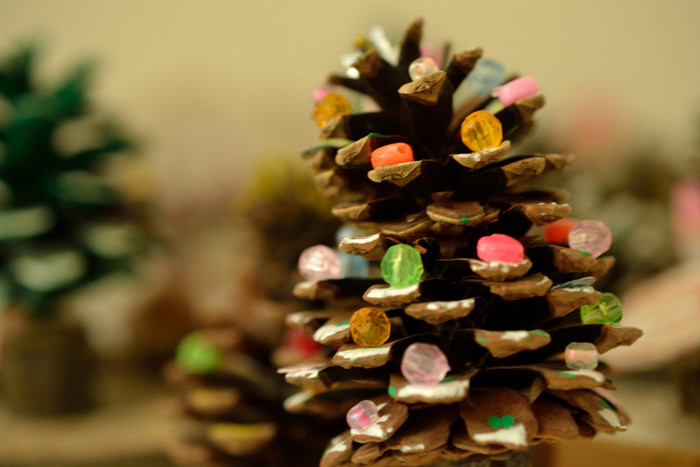 🔔もうすぐクリスマス🎅 すいせいぐみでは、松ぼっくりでクリスマスツリー🎄を作りました！ お友達が持ってきた高さ15センチ程ある大きな松ぼっくり。先日、グループで話し合って決めた色を絵の具で塗りました。 赤・黄・緑・紫・水色・ピンク今日は、ボンドを使って