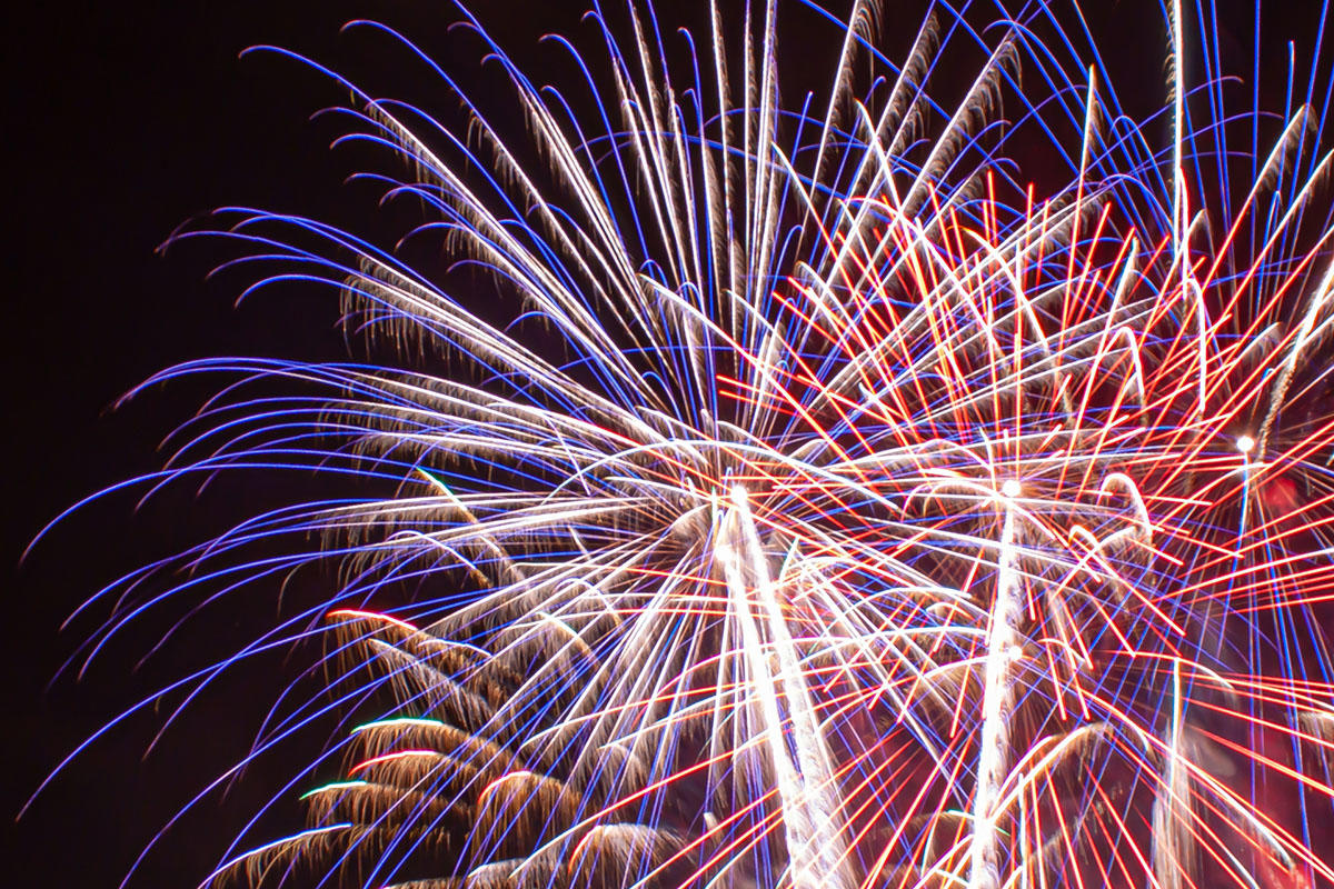 しんご @shingo_cameraさんの投稿京都府与謝郡伊根町、この町には一階が船着場となった舟屋 という伝統的な漁師の建物が数多く残ります。年一回行われる伊根花火をその舟屋の格納庫から見ました。御神灯の明かり、格納庫に反響する花火の音、全てが古 オンラインGoTo