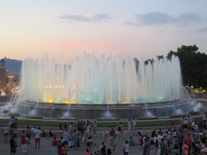 スペイン🇪🇸 バルセロナ モンジュイックの噴水ショー カタルーニャ美術館の正面にある マジカ噴水で行われる噴水ショ