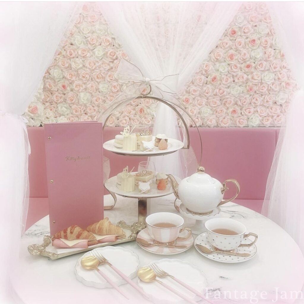 可愛すぎるピンクのアフタヌーンティーのカフェが大阪に出来てたから行ってきたよ〜🎀💕💓💗 ︎︎ ︎︎︎ ︎︎︎ ︎ もうホントに完璧すぎる背景から食器、スイーツまで全部が可愛くて天才🥹💖💖 こんなに好みドンピシャなの久しぶり大満足ᐡ ̳ᴗ ̫ ᴗ ̳ᐡ