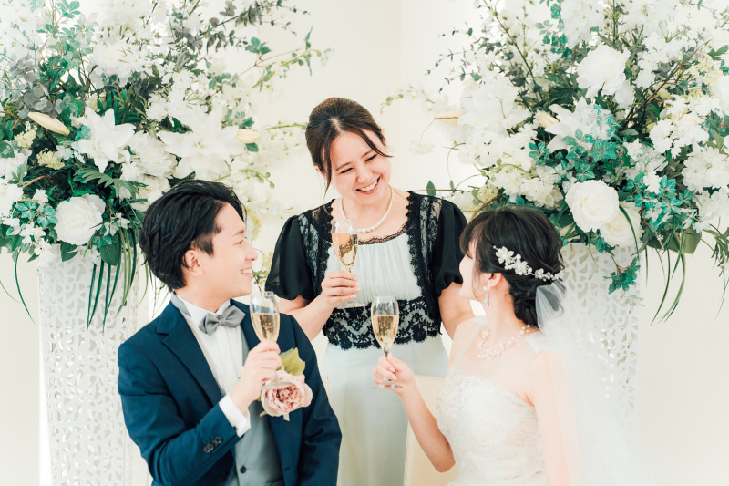 結婚式で乾杯の挨拶をする男性と新郎新婦の写真素材99788848- PIXTA