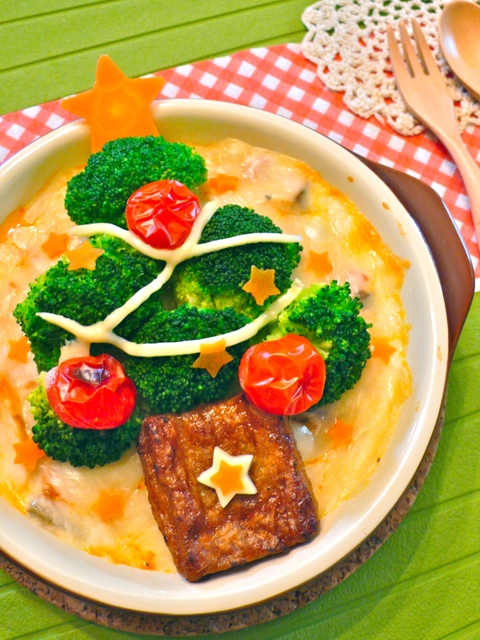 晩ごはん おにぎりクリスマス🎄 おかずは唐揚げと 揚げるだけの海老フライ。 2人分をワンプレートにしました！ 栄養バランス的にいかがなものか・と思い、こどもこんぽたプラス😅💓 こどもこんぽたもクリスマス仕様です🌽 @bebeco___official さんで プレゼント