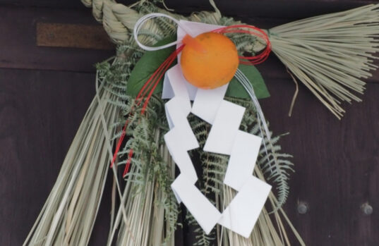 しめ縄の処分は自宅でできる？正月飾りを処分するタイミングと方法を解説 - 株式会社 折橋商店